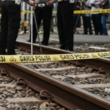 Detik-Detik Seorang Wanita Tertabrak KRL di Kembangan, Diduga Tak Dengar Kereta karena Pakai Headset