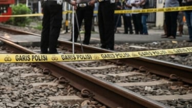 Detik-Detik Seorang Wanita Tertabrak KRL di Kembangan, Diduga Tak Dengar Kereta karena Pakai Headset