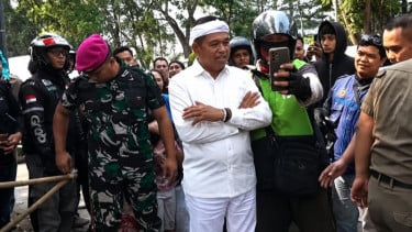 KDM Kesal Lihat Pedagang Jualan hingga Pasang Tenda di Trotoar, Langsung Berdebat hingga Sentil Camat