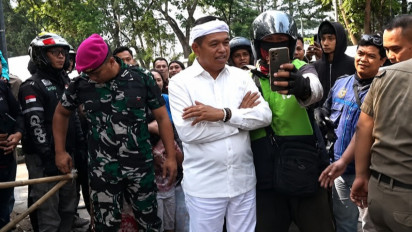 KDM Kesal Lihat Pedagang Jualan hingga Pasang Tenda di Trotoar, Langsung Berdebat hingga Sentil Camat