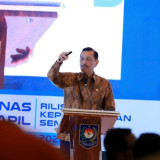Luhut: Data Dukcapil Pangkas Proses Penyaluran Bansos dari 200 Hari Jadi Satu Menit