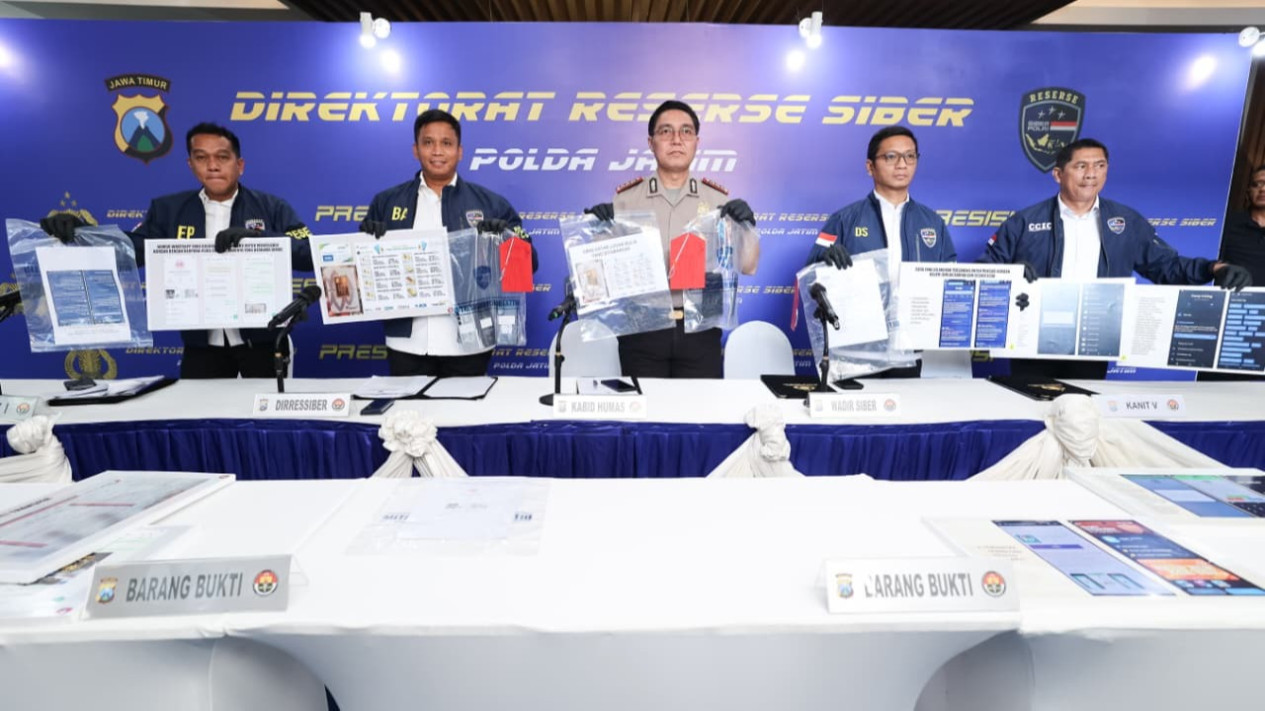 Polda Jatim Bongkar Sindikat Penipuan Online Emas Murah Jaringan Lapas
            - galeri foto