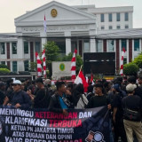 Setelah Dirikan Tenda, Massa Pembela Roy Uryo Cs Kembali Kepung Pengadilan Negeri Jakarta Timur