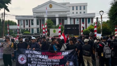 Setelah Dirikan Tenda, Massa Pembela Roy Uryo Cs Kembali Kepung Pengadilan Negeri Jakarta Timur