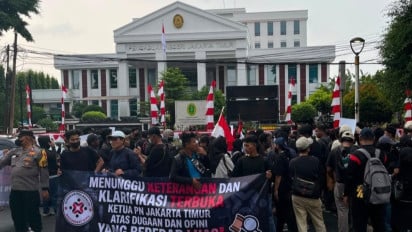 Setelah Dirikan Tenda, Massa Pembela Roy Uryo Cs Kembali Kepung Pengadilan Negeri Jakarta Timur