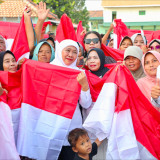 Sambut HUT ke-81 Kemerdekaan RI, Gubernur Khofifah Semarakkan Pasar Murah di Gresik, Berbagi Ribuan Bendera Merah Putih
