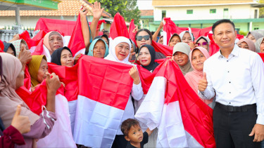 Sambut HUT ke-81 Kemerdekaan RI, Gubernur Khofifah Semarakkan Pasar Murah di Gresik, Berbagi Ribuan Bendera Merah Putih