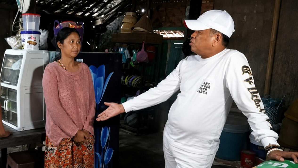 Dedi Mulyadi Kagum saat Sambangi Rumah Warga di Indramayu, Puji Suami-istri yang Setia Rawat Ortu: Saya Bantu Rp50 Juta
            - galeri foto