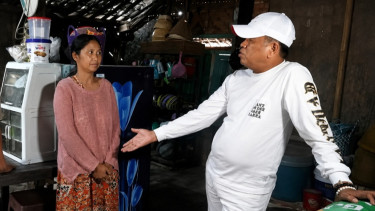 Dedi Mulyadi Kagum saat Sambangi Rumah Warga di Indramayu, Puji Suami-istri yang Setia Rawat Ortu: Saya Bantu Rp50 Juta