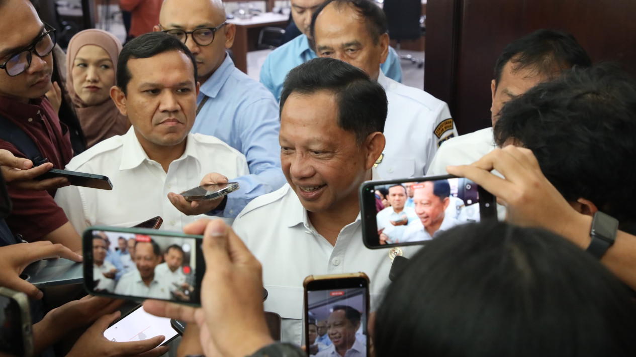 Mendagri Tito Siapkan Tiga Langkah sebagai Solusi Operasional Gaji Pegawai Pemda
            - galeri foto