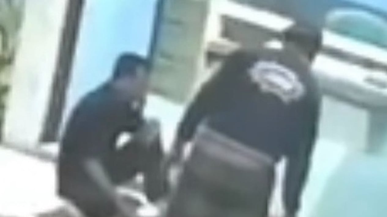 Sedang Duduk dan Minum Kopi, Sekuriti di Rusun Dakota Kemayoran Diduga Dianiaya Pria Bersarung
            - galeri foto