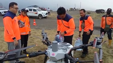 Drone Water Spray Dikerahkan Guna Padamkan Karhutla di Kawasan Gunung Bromo