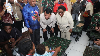 Wamendagri Ribka Haluk Tinjau Langsung Penanganan Dugaan Keracunan MBG di Kabupaten Jayapura