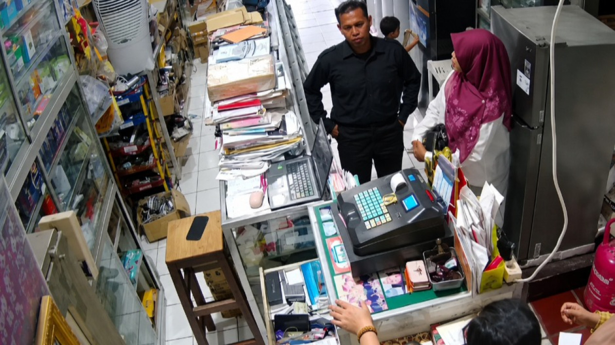 Viral Ketua Ormas Diduga Intimidasi Pemilik Toko di Bulukumba, Perkara Belum Pasang Bendera Merah Putih
            - galeri foto