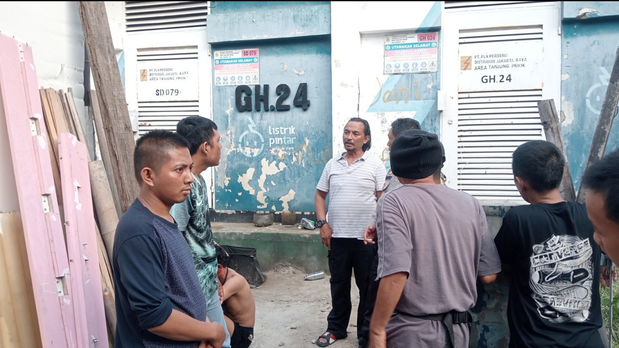 Pria Terpental Gegara Sengatan Listrik Saat Hendak Curi Kabel di Gardu PLN Tanjung Priok, Alami Luka Bakar 70 Persen
            - galeri foto