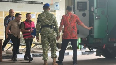 Febrie Adriansyah Pakai Rompi Pink hingga Tangan Diborgol Jelang Pemeriksaan di Kejagung