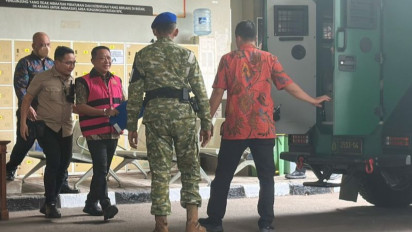 Febrie Adriansyah Pakai Rompi Pink hingga Tangan Diborgol Jelang Pemeriksaan di Kejagung