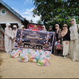 Peduli Bencana, Unisbar Dan Pariaman Women Power Salurkan Bantuan untuk Korban Banjir di Padang