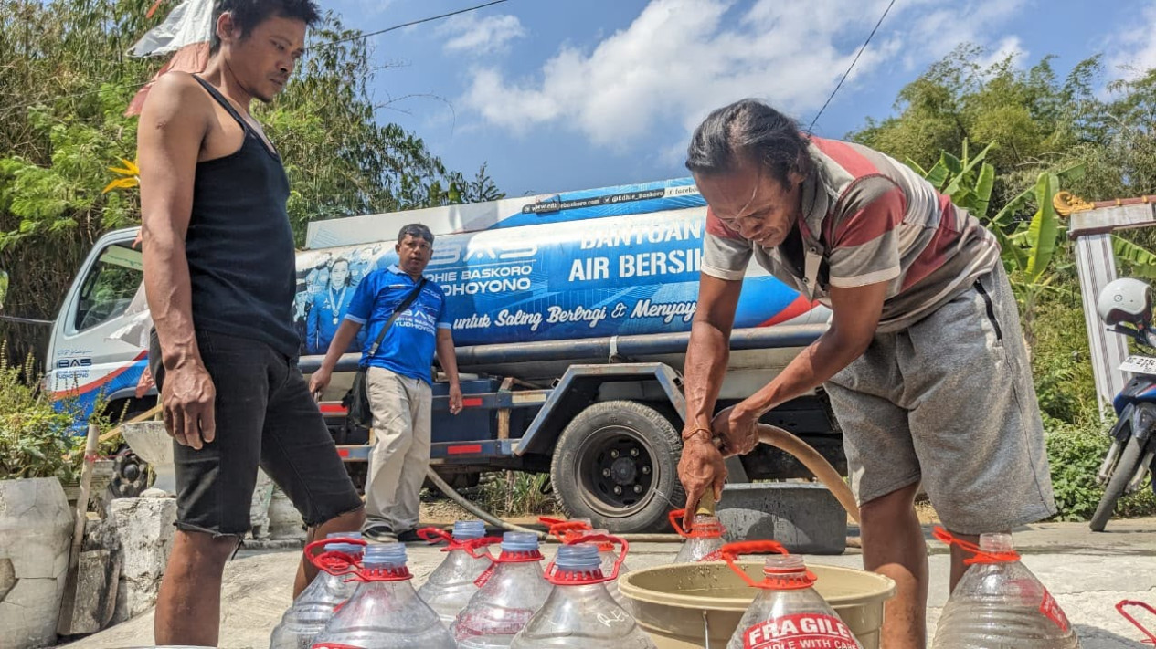 Kekeringan Melanda Trenggalek, Wakil Ketua MPR RI Kirim Ribuan Liter Air Bersih untuk Warga Terdampak
            - galeri foto