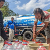 Kekeringan Melanda Trenggalek, Wakil Ketua MPR RI Kirim Ribuan Liter Air Bersih untuk Warga Terdampak