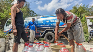 Kekeringan Melanda Trenggalek, Wakil Ketua MPR RI Kirim Ribuan Liter Air Bersih untuk Warga Terdampak