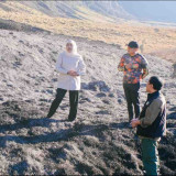 Gubernur Khofifah Tinjau Proses Pemadaman Karhutla Bromo: Pastikan Operasi Darat, Water Bombing dan Drone Dioptimalkan