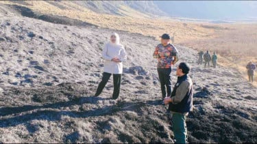 Gubernur Khofifah Tinjau Proses Pemadaman Karhutla Bromo: Pastikan Operasi Darat, Water Bombing dan Drone Dioptimalkan