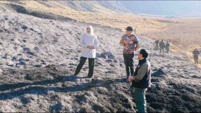 Gubernur Khofifah Tinjau Proses Pemadaman Karhutla Bromo: Pastikan Operasi Darat, Water Bombing dan Drone Dioptimalkan