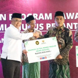 Menko PM dan BAZNAS RI Salurkan Bantuan Zmart, BUMi, dan Santripreneur di Ponpes Gresik