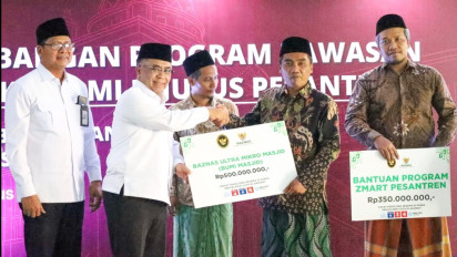Menko PM dan BAZNAS RI Salurkan Bantuan Zmart, BUMi, dan Santripreneur di Ponpes Gresik