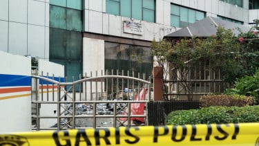 Kondisi Terkini Gedung Bapenda Jakarta yang Terbakar Jumat Malam, Puing-Puing Berserakan di Halaman