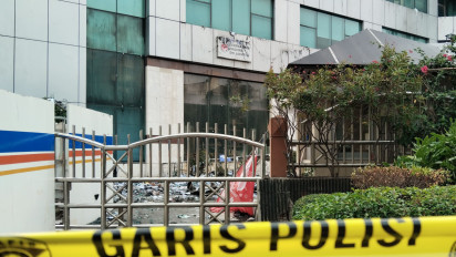 Kondisi Terkini Gedung Bapenda Jakarta yang Terbakar Jumat Malam, Puing-Puing Berserakan di Halaman