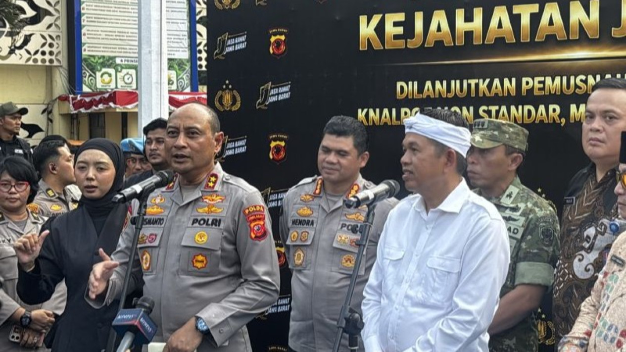 Apresiasi Langkah Polda Jabar, Dedi Mulyadi Ikut Musnahkan Barang Bukti dari Ratusan Kejahatan Jalanan
            - galeri foto
