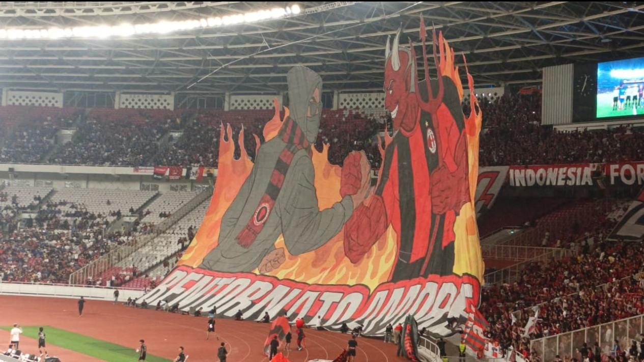 32 Tahun Penantian, Milanisti Indonesia Sambut AC Milan dengan Tifo Mewah di Satdion Gelora Bung Karno
            - galeri foto