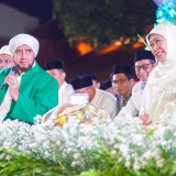 Gubernur Khofifah Bersama Habib Syech dan Masyarakat Lantunkan Dzikir-Sholawat Sambut HUT Ke-81 RI di Grahadi