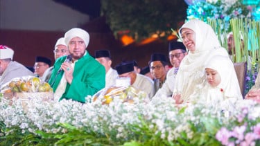 Gubernur Khofifah Bersama Habib Syech dan Masyarakat Lantunkan Dzikir-Sholawat Sambut HUT Ke-81 RI di Grahadi