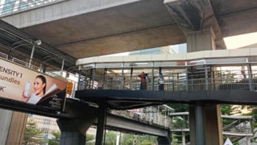 Alasan Satu JPO "Love-Hate Relationship" yang Viral di Rasuna Said Dibongkar: Tidak Ramah Disabilitas