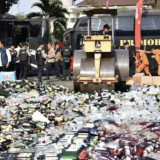 KDM dan Kapolda Jabar Musnahkan Barang Bukti Kejahatan, Termasuk Miras, Knalpot Brong dan Tramadol