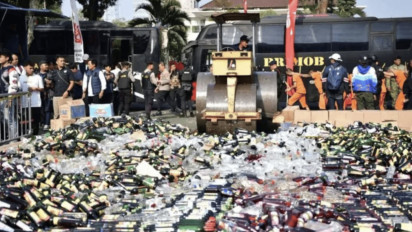 KDM dan Kapolda Jabar Musnahkan Barang Bukti Kejahatan, Termasuk Miras, Knalpot Brong dan Tramadol