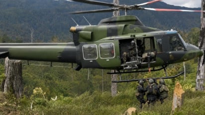 TNI Kerahkan Dua Helikopter Bell Evakuasi Warga dari Pedalaman Ugimba Papua Tengah