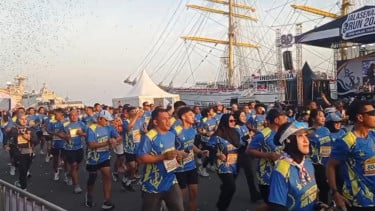 Ribuan Warga Antusias Naik Kapal Perang Saat Open Base Koarmada II Surabaya