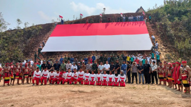 Merah Putih Raksasa Berkibar di Perbatasan RI-Malaysia, 3.000 Bendera Hiasi Jagoi Babang