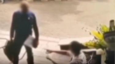 Menegangkan! Debt Collector Berotot Kekar Hantam Pria dengan Kursi Besi di Bekasi Viral, Ini Motifnya