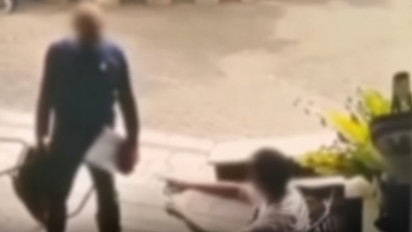 Menegangkan! Debt Collector Berotot Kekar Hantam Pria dengan Kursi Besi di Bekasi Viral, Ini Motifnya