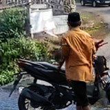 Viral! Warga Sumbawa Cuci Motor di Kubangan Saat Hadang Wakil Bupati: Maaf Pak Wakil Bupati, Saya Halangi Jalan Bapak