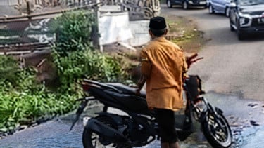 Viral! Warga Sumbawa Cuci Motor di Kubangan Saat Hadang Wakil Bupati: Maaf Pak Wakil Bupati, Saya Halangi Jalan Bapak