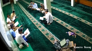 Mashaallah! Kakek di Semarang Meninggal saat Tadarus di Masjid Viral, Keluarga Ungkap Alasan Bagikan Rekaman CCTV