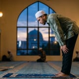 Sempat Terpikir Soal Utang Ketika Sedang Shalat, Apakah Shalatnya Diterima? Begini Hukumnya dalam Islam