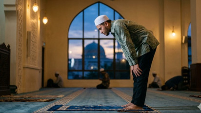 Sempat Terpikir Soal Utang Ketika Sedang Shalat, Apakah Shalatnya Diterima? Begini Hukumnya dalam Islam