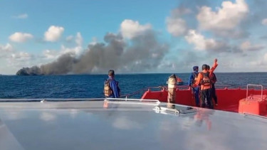 KMP Putri Yasmin Terbakar di Perairan Sekotong Selat Lombok, Tim SAR Gabungan Evakuasi Penumpang
